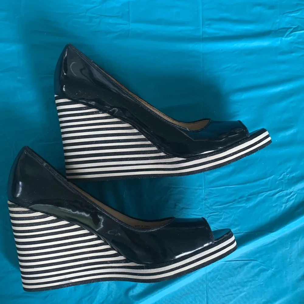 Gently worn Michael Kors Adlai’s Black and Cream Strip Wedge Shoes.